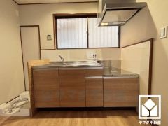 キッチンは空間を有効活用できる壁付けタイプ。窓がございますので、昼間は手元が明るく、お料理がはかどります。