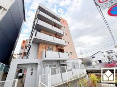 北側水路部分にはサブエントランスへ続く橋が設置されています。