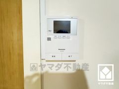 突然の来訪時でも安心なモニター付きインターホンを完備。お留守番中のお子様でも簡単に来訪者の確認ができます。