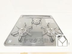 毎日の料理がもっとスムーズになる、便利な3口コンロ付き。
