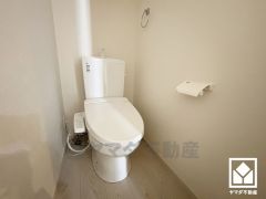 明るく清潔感溢れるトイレです。温水洗浄便座付きで、季節を問わずいつでも温かい便座をお使いいただけます。