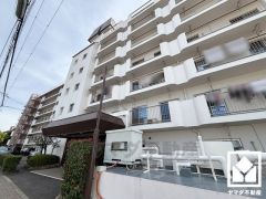 南向きバルコニーで陽当たり、風通し良好。7階建て6階部分で前面に視界を遮る高い建物がなく、開放的な景色が広がります。奥行きがあり広々としているため、お洗濯物もたっぷりと干す事ができます。