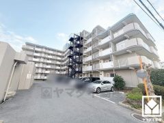 白を基調とした清潔感のある外観。帰るたびに安心感を感じられる佇まい。