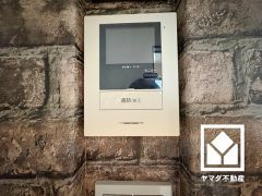 突然の来訪時でも安心なモニター付き。お留守番中のお子様でも簡単に来訪者の確認ができます。