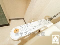 温水洗浄便座付きで、季節を問わずいつでも温かい便座をお使いいただけます。