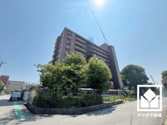 キッチンは空間を有効活用できる壁付けタイプ。毎日の料理がもっとスムーズになる、便利な3口コンロ付き。調理に手間がかかりがちな肉や魚を、短時間でサッと焼き上げることができるグリルもございます。