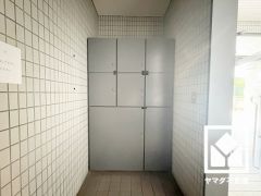 宅配ボックスも完備しています。留守でも安心、荷物の受け取りをスムーズに。