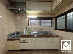 キッチンは空間を有効活用できる壁付けタイプ。2面採光の窓がございますので、昼間は手元が明るく、お料理がはかどります。