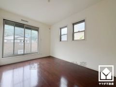 2階南西側洋室です。大きな窓からは明るい光が降り注ぎます。柔らかな光が差し込むお部屋で、快適で落ち着いた生活をお送りいただけます。