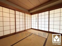 リビングからの灯りがほのかに差し込む洗練された和の空間。温かみのある畳のスッキリとしたデザインが、暮らしを心地よく彩ります。