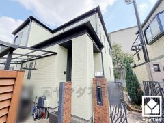 収納付きでスッキリお使い頂ける3面鏡の洗面台がございます。洗面室には室内洗濯機置場もございますので、天候に左右されず洗濯していただけます。