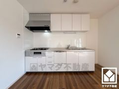 間取り図とは異なりますが、キッチンは空間を有効活用できるI型の壁付けタイプになっています。明るい白色で統一された清潔感のあるデザインが魅力のシステムキッチンです。