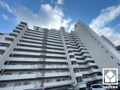 1号棟から7号棟までゆったりと並ぶ敷地内には木々が多く植えられていて、四季の移り変わりが感じられる緑豊かな景観です。