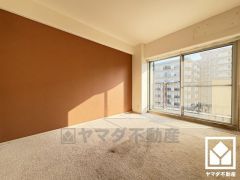 約6帖の洋室です。防音性、保温性に優れたカーペット敷き詰めのお部屋。防滑性、クッション性も高く、お子様のお部屋としてもお勧めです。