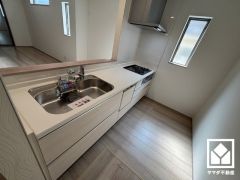 カウンターキッチンなので配膳や片付けがしやすく、お料理中でもお子様の様子が分かって安心です。キッチン横には窓がございますので、昼間は手元が明るく、お料理がはかどります。