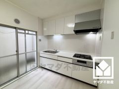 キッチンは空間を有効活用できる壁付けタイプ。ドライエリアに面した窓がございますので、昼間は手元が明るく、お料理がはかどります。