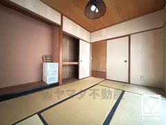 陽光がたっぷり差し込む洗練された和室。温かみのある畳のスッキリとしたデザインが、暮らしを心地よく彩ります。