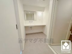 小さなお子様のお風呂上りもこのスペースがあればゆったりとして頂けます。室内洗濯機置場がございますので、天候に左右されず洗濯していただけます。