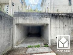 屋内に保管しておけるので、愛車へのダメージが少ない堀込車庫を完備。重い荷物や雨の日の移動もスムーズで、快適なカーライフを実現。