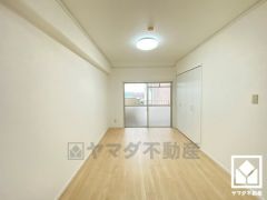 広々20帖のLDKが魅力。家族全員がリラックスできる、ゆったりとした快適リビングで温かい団らんの時間を。