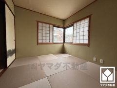 2面採光で陽光がたっぷり差し込む洗練された和室。温かみのある畳のスッキリとしたデザインが、暮らしを心地よく彩ります。