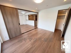 約6.6帖の洋室です。リビングに隣接する引き戸のお部屋で、一体利用も可能です。