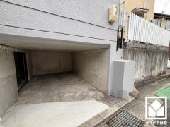 屋内に保管しておけるので、愛車へのダメージが少ない車庫を1台分完備。重い荷物や雨の日の移動もスムーズで、快適なカーライフを実現。