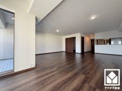 広々26帖のLDKが魅力。床暖房がついているので、寒い冬でも足元ポカポカです。家族全員がリラックスできる、ゆったりとした快適リビングで温かい団らんの時間を。