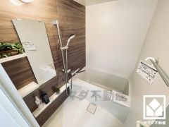 1日の疲れを癒す浴室でゆったりリフレッシュ。ナチュラルな木目調のアクセントパネルは落ち着いた雰囲気を演出してくれます。