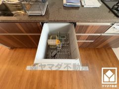 毎日の家事の負担を軽減でき、水道代の節約にもなる食器洗乾燥機付き。