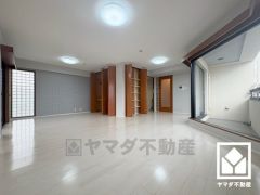 大きな窓があり、明るい陽射しが感じられるリビングです。