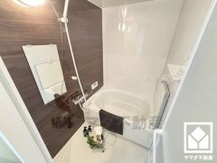 1日の疲れを癒す浴室でゆったりリフレッシュ。清潔感あふれる空間で、毎日のバスタイムをより快適に。