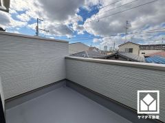 奥行きがあり広々としたバルコニーです。2階と3階に1か所ずつバルコニーがございますので、お洗濯物もたっぷりと干す事ができます。