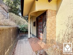 玄関前にはゆったりとしたスペースがあり、ベビーカー等での出入りも楽々です。