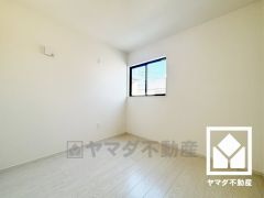 約4.5帖の北側洋室です。全居室に窓がございます。明るい陽光がたっぷり差し込む心地よい生活空間です。