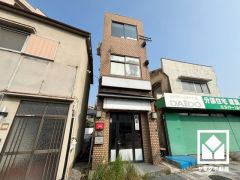 陽光に映える美しい外観。街並みに馴染みながらも、ひときわ目を引く存在感。