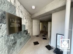 上質な素材と洗練されたデザインが織りなすエントランス。住まう人の誇りを感じさせる、優雅な迎えの空間。