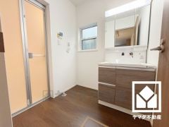 小さなお子様のお風呂上りもこのスペースがあればゆったりとして頂けます。室内洗濯機置場がございますので、天候に左右されず洗濯していただけます。