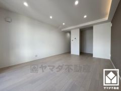 コーブ照明とダウンライトが空間を彩ります。おしゃれなインテリアが映える美しいリビングで、リラックスしたひとときを過ごせます。