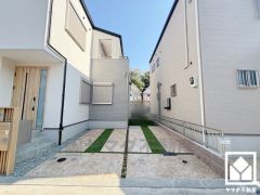 駐車スペースを普通車並列2台分確保。重い荷物や雨の日の移動もスムーズで、快適なカーライフを実現。来客時にも便利です。奥はガーデニングやお子様のプール・遊び場にもなる人工芝付きのお庭になっています。