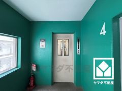 スムーズな移動を叶えるエレベーター。忙しい朝も快適に、ストレスフリーな暮らしをサポート。防犯カメラが設置されておりセキュリティにも配慮されています。