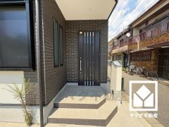 洗練されたデザインの玄関。上質な空間演出でお出迎え、住まいの第一印象を美しく。