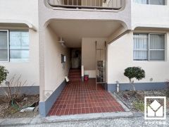 広々とした明るいエントランス。綺麗に整備されており、帰宅時や来客時にも気持ちの良い空間です。