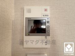 突然の来訪時でも安心なモニター付きインターホンを完備。お留守番中のお子様でも簡単に来訪者の確認ができます。