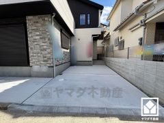 駐車スペースを2台分確保。重い荷物や雨の日の移動もスムーズで、快適なカーライフを実現。来客時にも便利です。