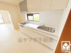 キッチンは空間を有効活用できる壁付けタイプ。窓がございますので、昼間は手元が明るく、お料理がはかどります。