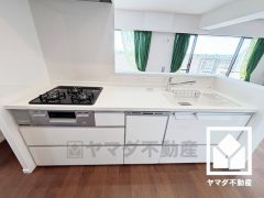 カウンターキッチンなので配膳や片付けがしやすく、お料理中でもお子様の様子が分かって安心です。毎日の家事の負担を軽減でき、水道代の節約にもなる食器洗乾燥機付き。