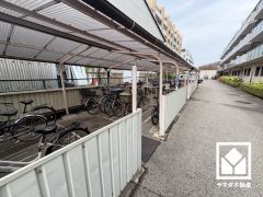 屋根付き駐輪場なので、雨や風、直射日光から自転車を守ることができます。