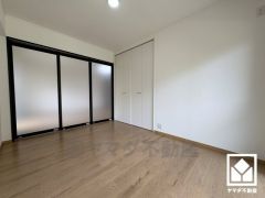 リビングに繋がる、すりガラスの扉が魅力の洋室。第二のリビングとしてもご利用いただけます。