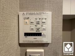 浴室暖房乾燥機付き。真冬の寒い浴室を暖かく、また雨の日の洗濯物の乾燥にと多用途に活躍する機能です。